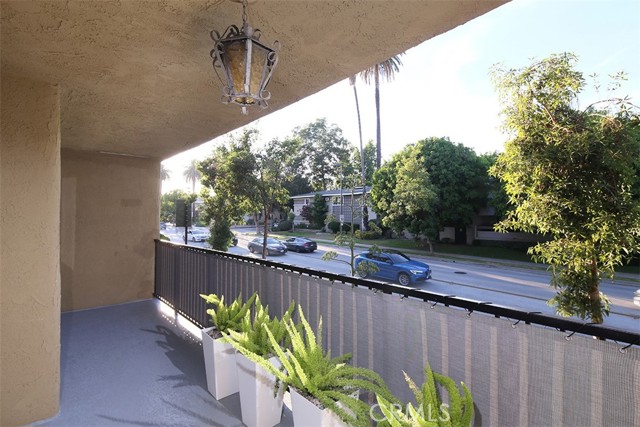 382 E California Boulevard, Pasadena CA: https://media.crmls.org/medias/63160323-739d-4434-8504-57bb9773bf88.jpg