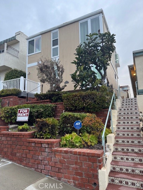 Detail Gallery Image 2 of 29 For 409 16th St, Manhattan Beach,  CA 90266 - 3 Beds | 2 Baths