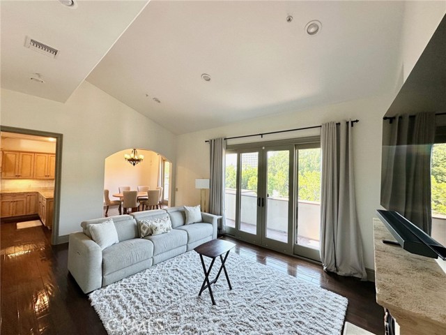 Detail Gallery Image 3 of 31 For 108 S El Molino Ave #302,  Pasadena,  CA 91101 - 3 Beds | 2/1 Baths