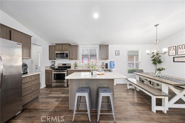 913 S Grand Avenue, San Jacinto CA: https://media.crmls.org/medias/63207f50-4aeb-4e11-bc9b-675ac3498a5d.jpg
