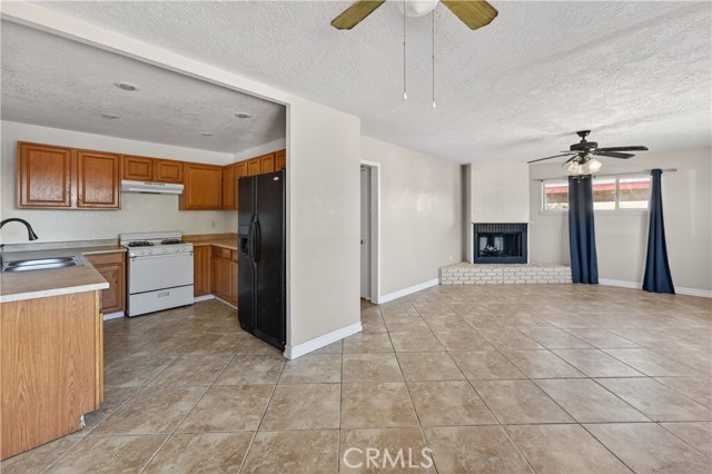 Detail Gallery Image 12 of 42 For 15254 Las Piedras Dr, Victorville,  CA 92395 - 4 Beds | 2 Baths