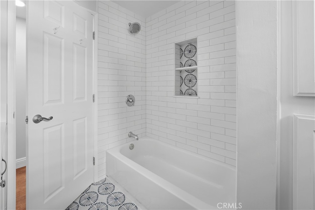 https://media.crmls.org/medias/63235e0a-d3fb-4328-9128-da97bd3d3d42.jpg?preset=X-Large