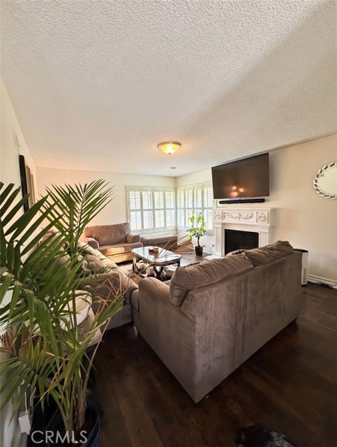 Detail Gallery Image 4 of 26 For 26172 Rainbow Glen, Newhall,  CA 91321 - 2 Beds | 2 Baths