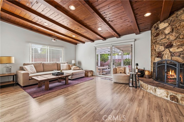 17955 Archwood Street, Reseda CA: https://media.crmls.org/medias/6328a405-682c-4021-b570-9c696253adc0.jpg