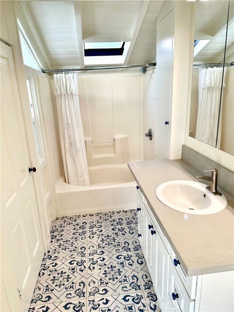 425 Monterey Drive, Laguna Beach CA: https://media.crmls.org/medias/63291ad5-7f2e-4484-bd43-97fa9e081726.jpg