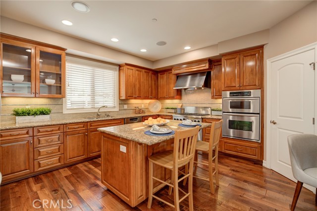 Kitchen with breakfast bar