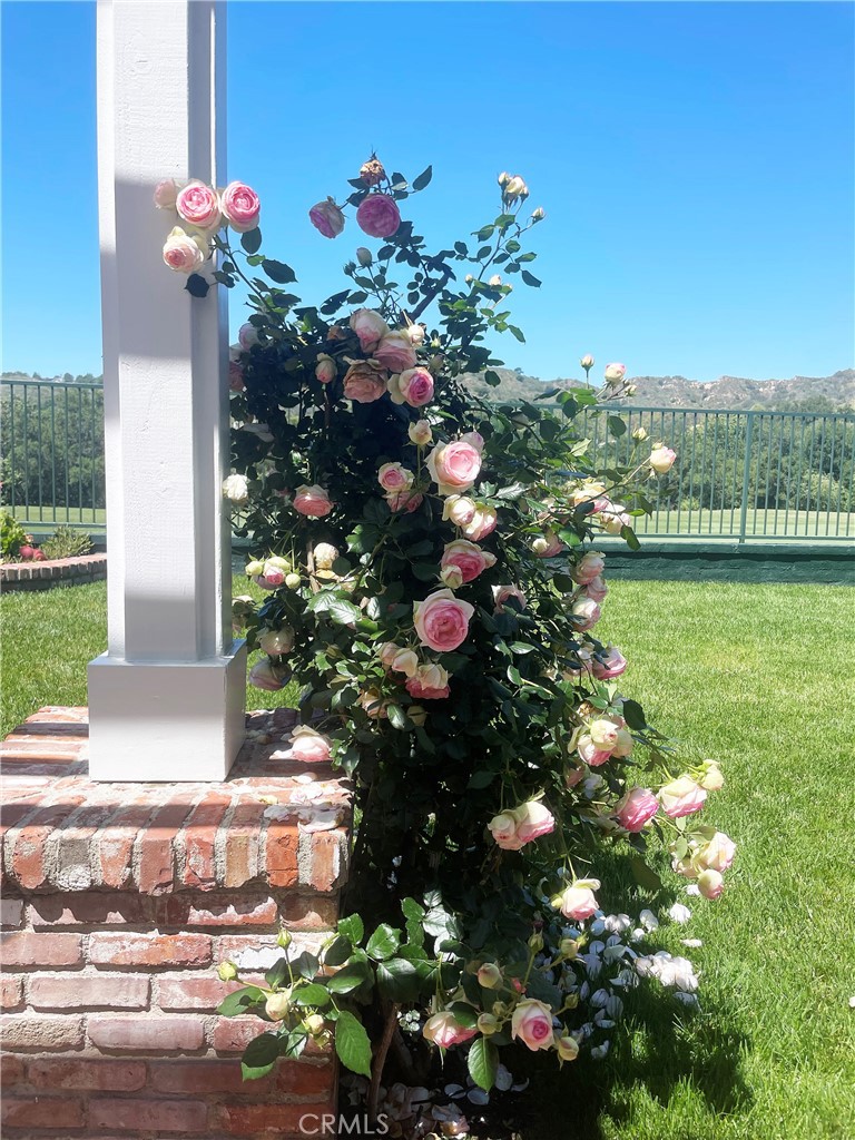 https://media.crmls.org/medias/632e93e0-4ae3-44d2-86b2-c71c1746bb9b.jpg?preset=X-Large