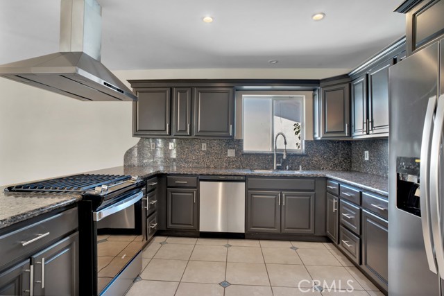 Detail Gallery Image 4 of 26 For 7635 Fallbrook Ave, West Hills,  CA 91304 - 4 Beds | 3 Baths