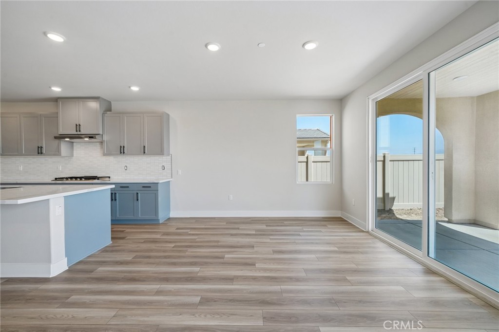 https://media.crmls.org/medias/633719ab-eaf0-4e60-9ee0-be784c1a223f.jpg?preset=X-Large