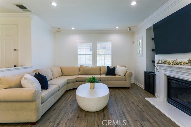 Detail Gallery Image 2 of 17 For 974 Sweetbriar Ln a,  Azusa,  CA 91702 - 3 Beds | 3 Baths