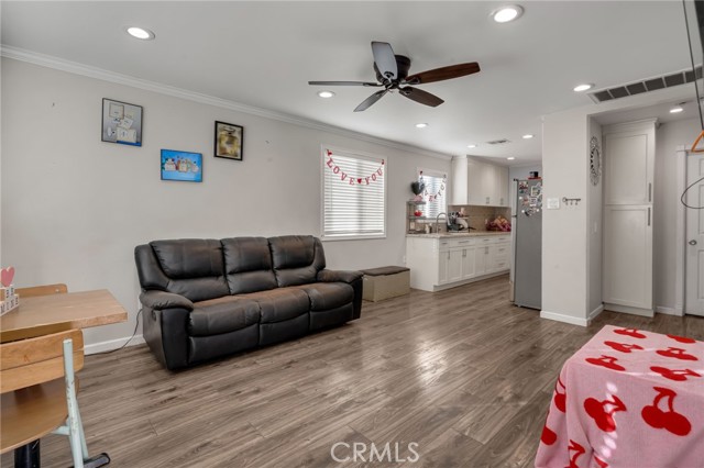 289 E Heath, Long Beach CA: https://media.crmls.org/medias/633b801b-884c-4aed-aa6b-a17f2ebd0de6.jpg