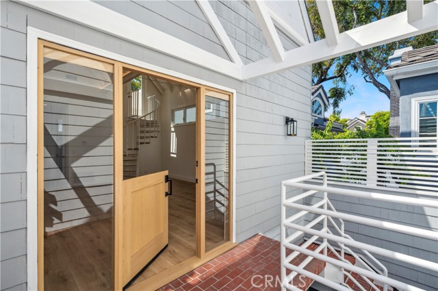 439 1/2 Carnation Avenue, Corona del Mar CA: https://media.crmls.org/medias/633f464c-e305-46e0-a90f-c9ebb306c70a.jpg
