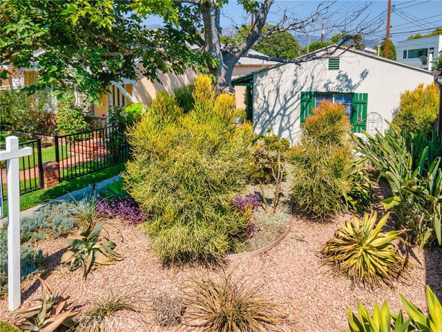 1216 N Lincoln Street, Burbank CA: https://media.crmls.org/medias/6341a800-9f8a-4da1-962a-947cd39e0fc5.jpg