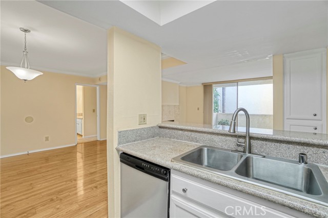 Detail Gallery Image 6 of 28 For 5325 Newcastle Ave #240,  Encino,  CA 91316 - 2 Beds | 2 Baths