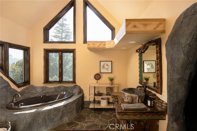 942 Lake Edge, Lake Arrowhead, CA 92352