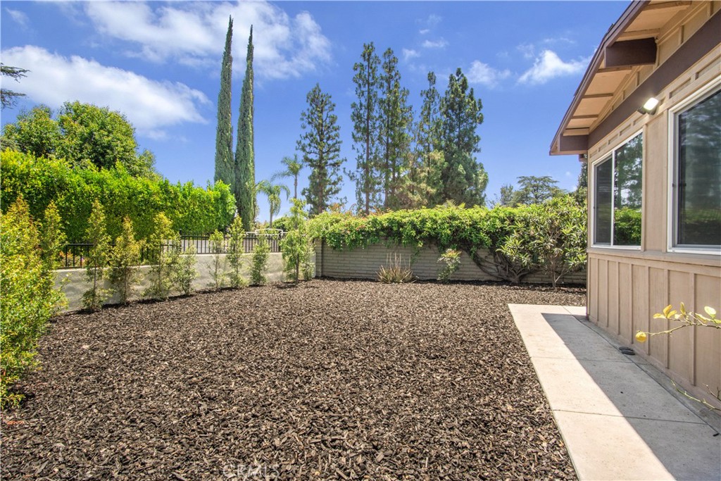 https://media.crmls.org/medias/6349ec39-f09a-4a39-bf74-c904efb74393.jpg?preset=X-Large