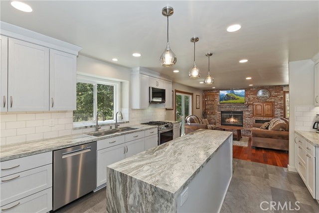 Detail Gallery Image 12 of 54 For 27513 St Bernard Ln, Lake Arrowhead,  CA 92352 - 5 Beds | 3 Baths