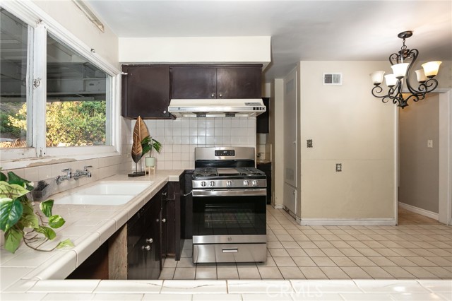 991 Glenview Terrace photo 16