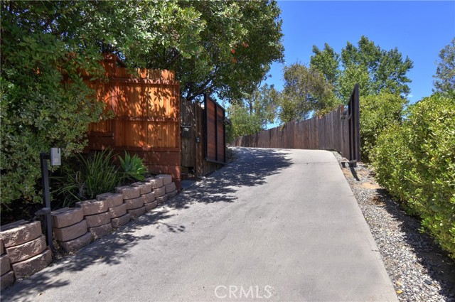 4751 Del Moreno Drive, Woodland Hills CA: https://media.crmls.org/medias/6351990d-9f63-4eef-94fa-beb4c0136731.jpg