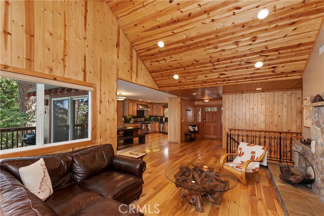 Detail Gallery Image 9 of 60 For 27276 Grizzly Ln, Lake Arrowhead,  CA 92352 - 4 Beds | 2 Baths