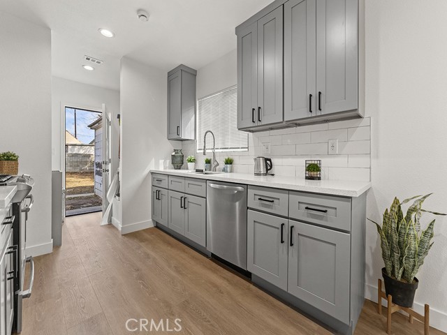 Detail Gallery Image 6 of 13 For 1411 W 7th St, Santa Ana,  CA 92703 - 3 Beds | 2 Baths