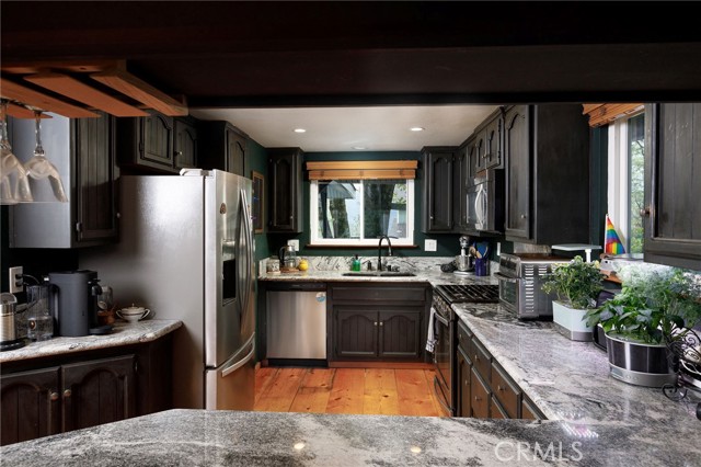 Detail Gallery Image 11 of 46 For 453 Davos, Crestline,  CA 92325 - 5 Beds | 2/1 Baths