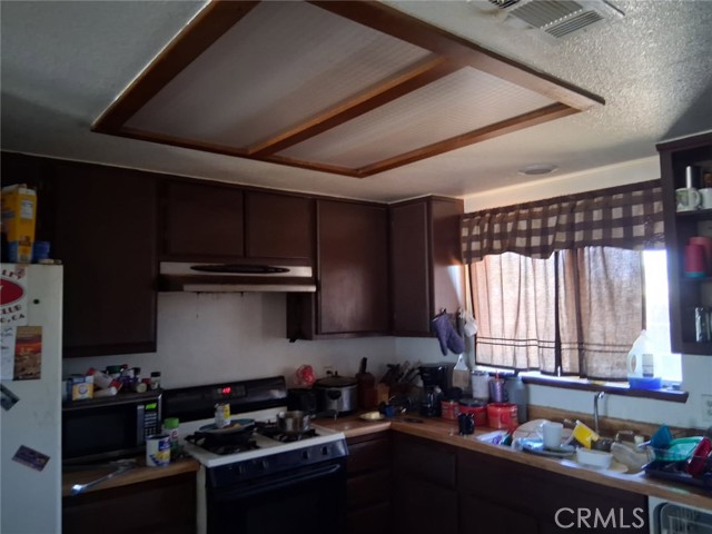10706 Margie Place, Adelanto CA: https://media.crmls.org/medias/635eea98-7691-487b-8bc9-bcde4efd3ba0.jpg