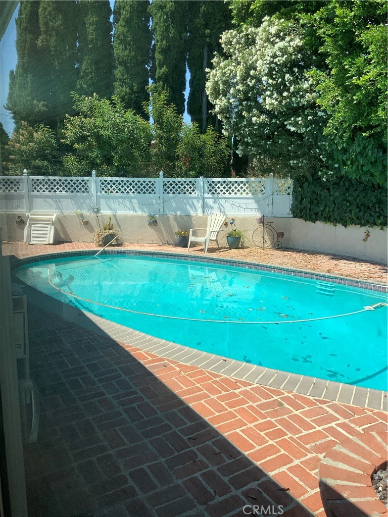 https://media.crmls.org/medias/635f1725-ba8c-41f3-88fe-f7c816986edf.jpg?preset=X-Large