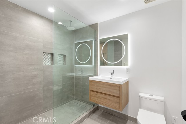 Detail Gallery Image 23 of 58 For 5134 Medina Rd, Woodland Hills,  CA 91364 - 5 Beds | 5/1 Baths