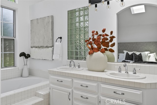 983 Oak Street, Costa Mesa CA: https://media.crmls.org/medias/63660d12-c45a-48f9-b852-b78cdab84f4d.jpg