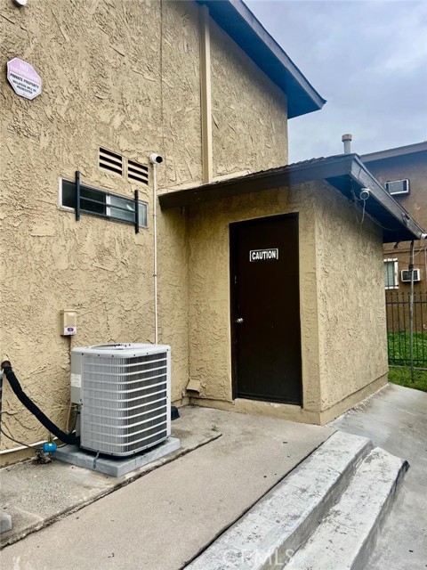 Detail Gallery Image 4 of 26 For 2195 E 19th St, San Bernardino,  CA 92404 - – Beds | – Baths