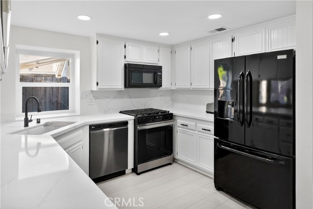 Detail Gallery Image 11 of 42 For 26921 Terri Dr, Canyon Country,  CA 91351 - 3 Beds | 2/1 Baths