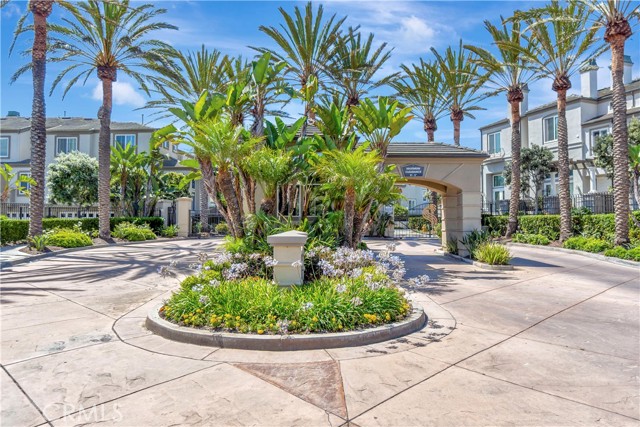 19281 Surf Drive, Huntington Beach CA: https://media.crmls.org/medias/63703faf-7e9d-4e35-b73b-f308871e58b6.jpg