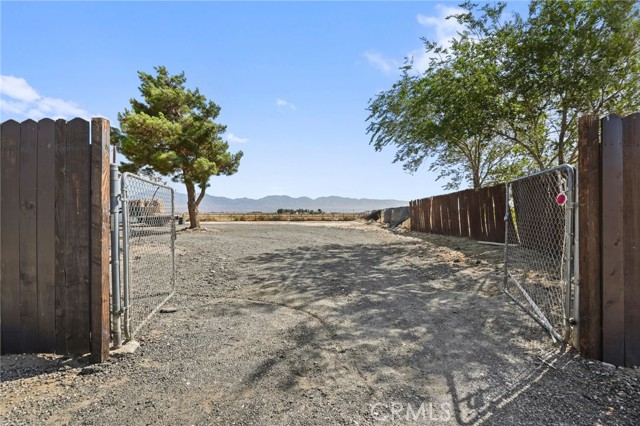 17208 Rawhide Avenue, Lake Los Angeles CA: https://media.crmls.org/medias/63726aab-ebaf-4bba-97d1-f4bde9c8cee9.jpg
