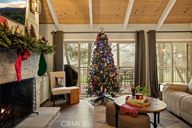 Detail Gallery Image 8 of 39 For 435 Riviera Dr, Lake Arrowhead,  CA 92352 - 3 Beds | 2/1 Baths