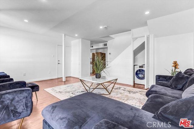 Detail Gallery Image 6 of 20 For 6155 Reseda Blvd #4,  Tarzana,  CA 91335 - 3 Beds | 2 Baths