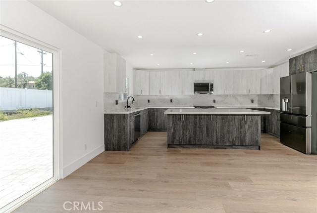 Detail Gallery Image 11 of 33 For 18856 Calvert St, Reseda,  CA 91335 - 3 Beds | 2/1 Baths