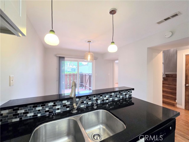 Detail Gallery Image 11 of 34 For 3701 Country Club Dr #3,  Long Beach,  CA 90807 - 2 Beds | 1/1 Baths