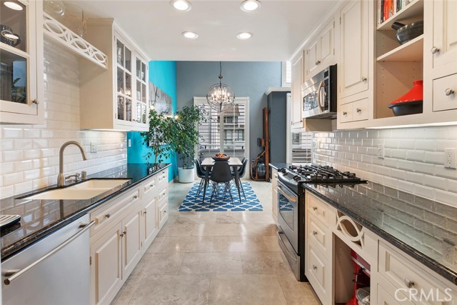 13331 Moorpark Street, Sherman Oaks CA: https://media.crmls.org/medias/637e9a94-522e-426d-91d5-3823b8d7f885.jpg
