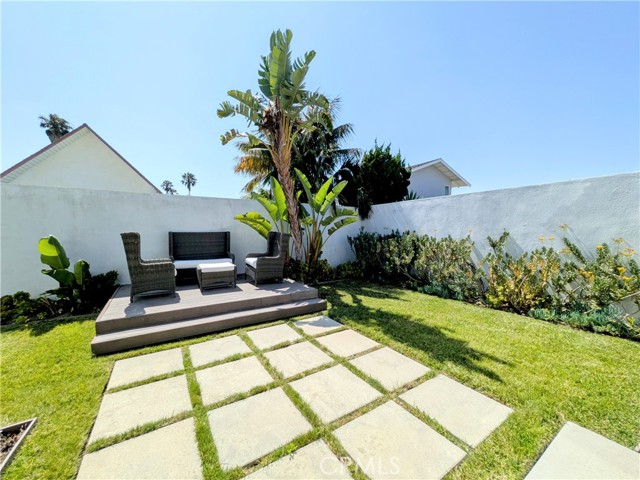Detail Gallery Image 11 of 17 For 20291 Bancroft Cir, Huntington Beach,  CA 92646 - 4 Beds | 2/1 Baths