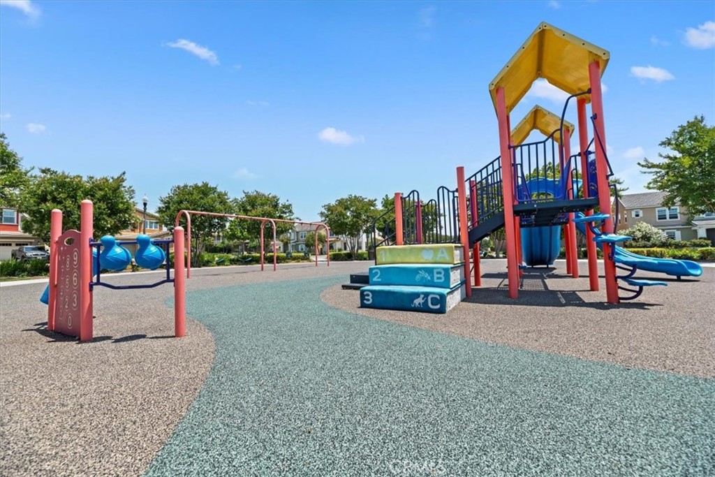 https://media.crmls.org/medias/637f71c2-98ac-4a55-8f4c-edbdec5eb95b.jpg?preset=X-Large