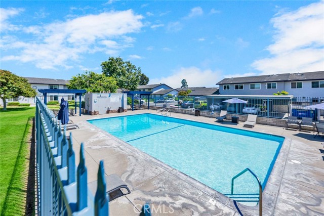 4736 Cielo Drive, Huntington Beach CA: https://media.crmls.org/medias/638021ef-124a-4801-b855-381f376c8ed7.jpg