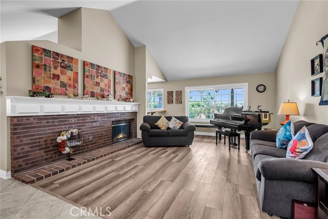 15725 Terraceview Court, Riverside CA: https://media.crmls.org/medias/6381ce59-d0d6-422d-bc4f-557f3ebbcae1.jpg