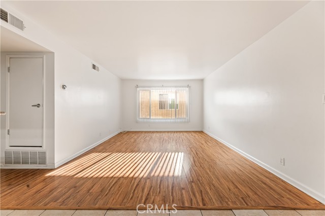 Detail Gallery Image 2 of 7 For 20327 Saticoy St #102,  Winnetka,  CA 91306 - 1 Beds | 1 Baths