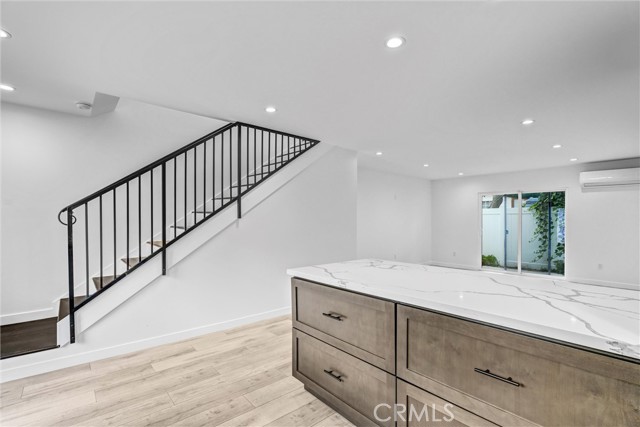 Detail Gallery Image 4 of 18 For 22022 Buena Ventura, Woodland Hills,  CA 91364 - 2 Beds | 1/1 Baths