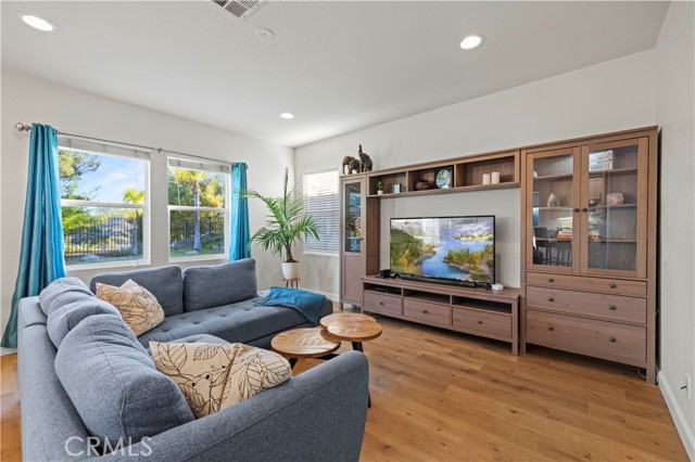 28238 Alton Way, Castaic CA: https://media.crmls.org/medias/638ba8d1-8812-432f-8577-c83a89afe49f.jpg