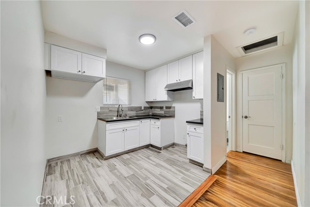 Detail Gallery Image 2 of 15 For 14233 1/2 Sylvan St, Van Nuys,  CA 91401 - 2 Beds | 2 Baths