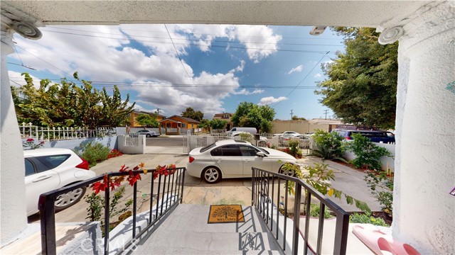 1155 E 58th Drive, Los Angeles CA: https://media.crmls.org/medias/6394cfcb-d52e-44f2-9f56-f2fcff1ef29f.jpg