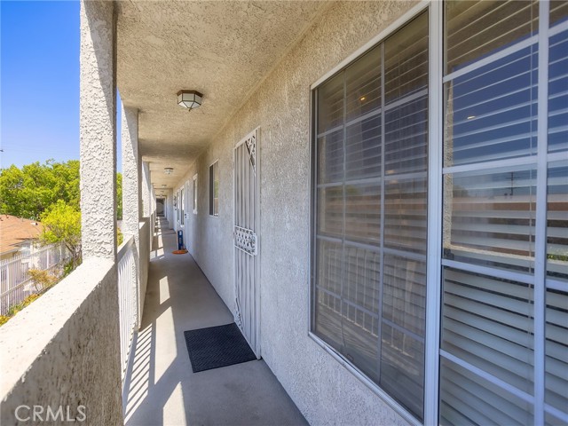 Detail Gallery Image 4 of 38 For 1706 Grismer Ave #211,  Burbank,  CA 91504 - 2 Beds | 3 Baths