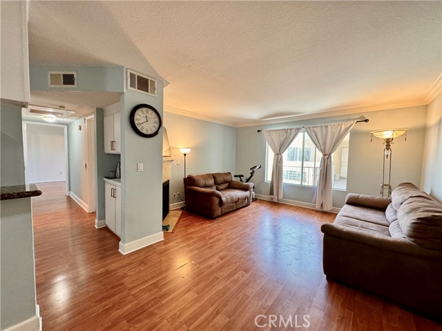 Detail Gallery Image 1 of 12 For 7045 Woodley Ave #211,  Van Nuys,  CA 91406 - 2 Beds | 2 Baths
